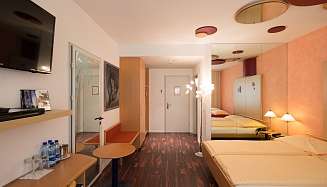 Family room entrance Familienzimmer Hotel Eingang ergebnis