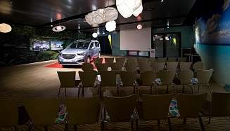 Grosser Saal mit Auto 2018 04 11 Grosser Saal mit Auto Florida Studen 07